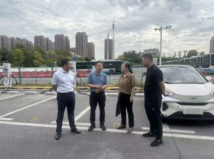 徐磊調研公司電動汽車充電站